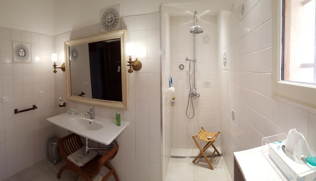 Lamanderie En Provence Bed and Breakfast Alleins Rum bild